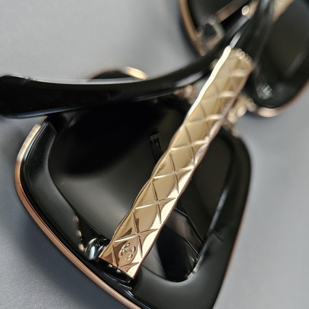 CHANEL  Sunnies 👀 Mirrored Rose Gold Lenses With Black Frames - Picture 6 of 9